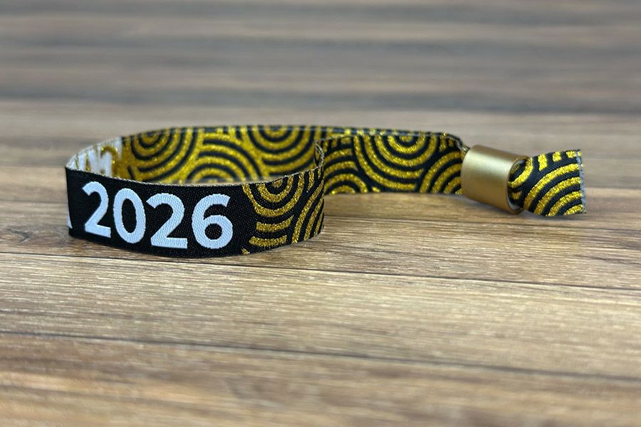 elegant polsbandjes in stof met goudkleurige draad en een gouden schuifsluiting